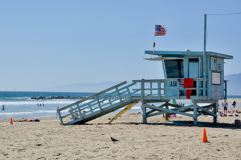 blue lifeguard hut at Venice Beach walking distance from the coolest hotels in Venice Beach CA