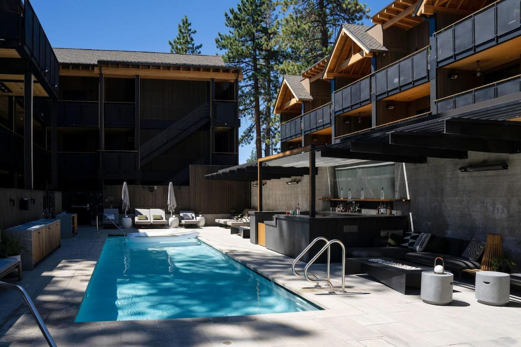 central outdoor hotel surrounded by two story Northern California hotel