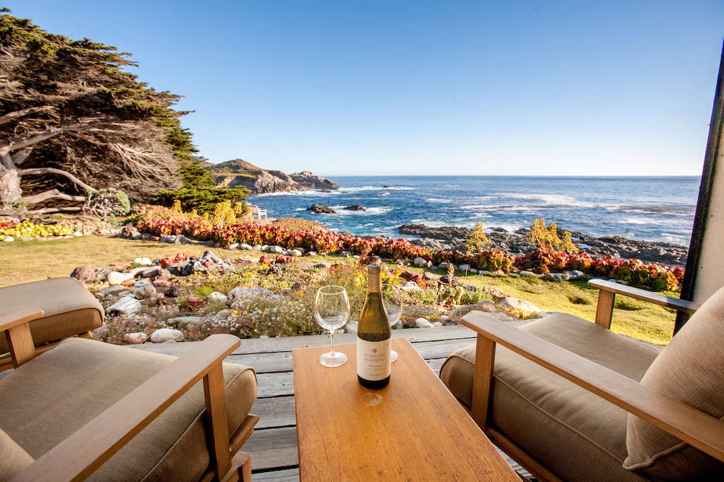 Romantic hotel in Big Sur California with an amazing view of the Pacific Ocean from its balcony